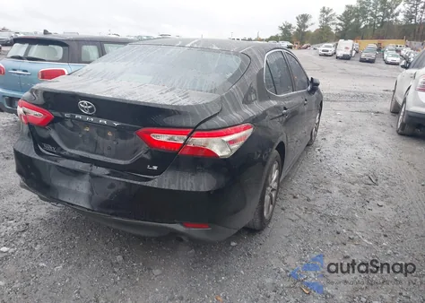 2018 Toyota Camry Le z USA, uszkodzony, nr VIN 4T1B11HK7JU538511